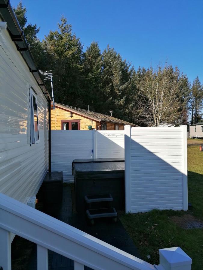 The Kalos Retreat - Hot Tub Lodge With Free 18 Hole Golf Course Swarland Exterior foto